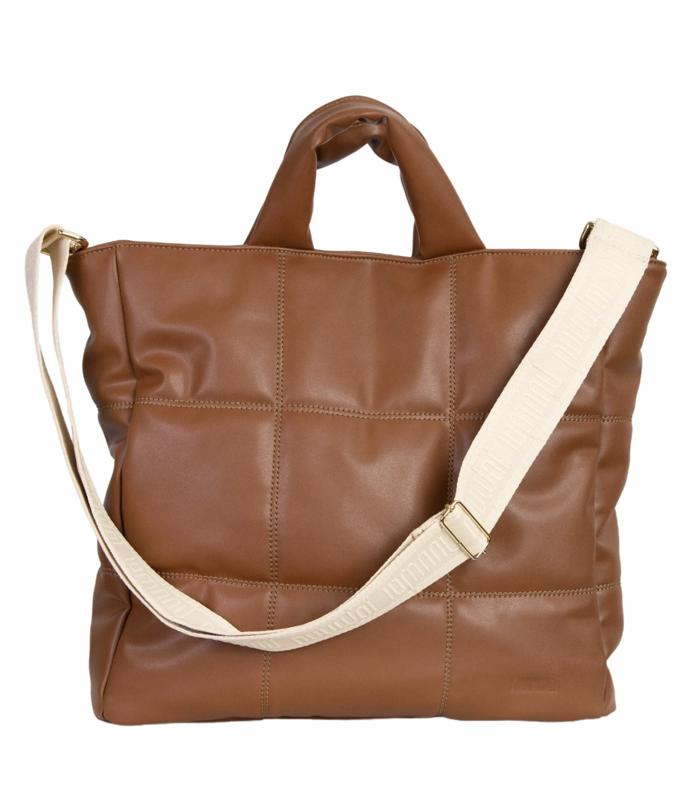 Kabelky zdobené prošíváním mohou mít různé tvary i velikosti.(Nuuwaï, 5 800 Kč)