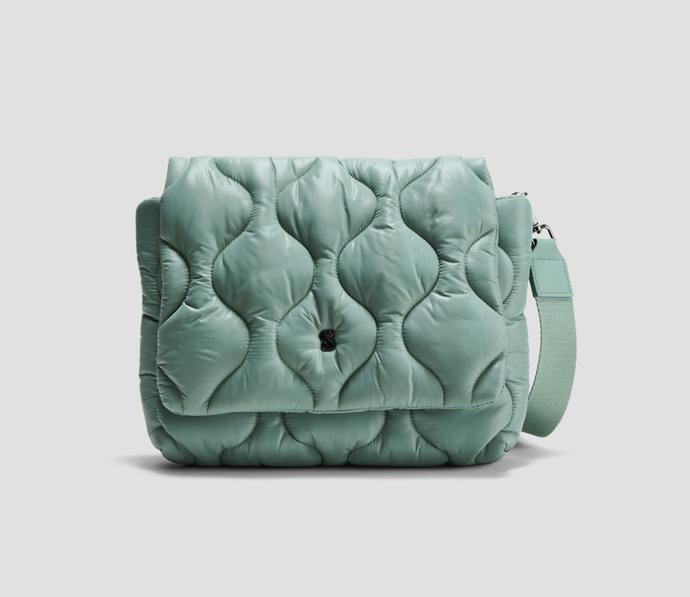  Prošívaná minikabelka s oblými tvary, s.Oliver, 1 699 Kč.