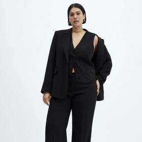 Plus size figuře rozhodně není vesta zapovězena. Naopak! (Vesta, Mango, 999 kč)