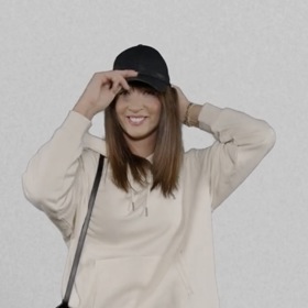 K saténové sukni se dá ve sportovnějším stylingu přidat i oversize mikina. 