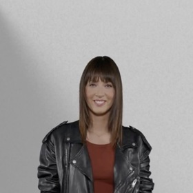 Saténová sukně vypadá skvěle i s koženou bundou a jednoduchým topem. 