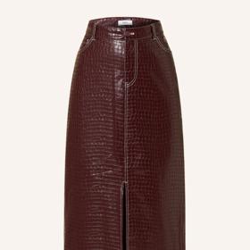 Sukně koženého vzhledu v maxi délce, to je trefa do tmavočerveného.(Envii, 3 000 Kč)