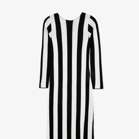 Totožný nápadný motiv zdobí i příléhavé šaty s dlouhými rukávy, NA-KD, 2 300 kč.