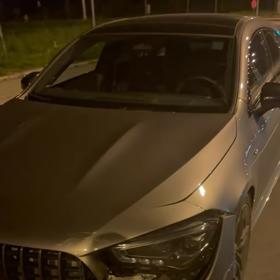 Petr Havránek a jejich nabořené auto.