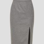 Naprostá klasika. Sukně střižená do pasu s elegantní délkou ke kolenům obepínající tělo, boky a nohy jako pouzdro. (s.Oliver Black Label, 2 790 Kč)