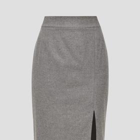 Naprostá klasika. Sukně střižená do pasu s elegantní délkou ke kolenům obepínající tělo, boky a nohy jako pouzdro. (s.Oliver Black Label, 2 790 Kč)