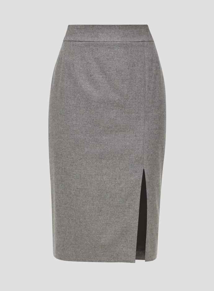 Naprostá klasika. Sukně střižená do pasu s elegantní délkou ke kolenům obepínající tělo, boky a nohy jako pouzdro. (s.Oliver Black Label, 2 790 Kč)