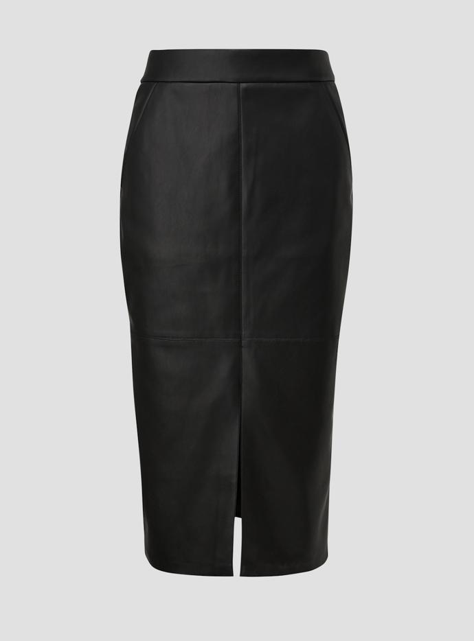 Prodloužená varianta z koženkové imitace je z nové kolekce s.Olive. (1 499 Kč)