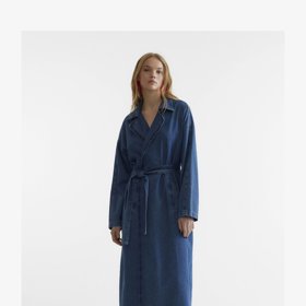 Jednoduchý a elegantní. Trenčkot z džínoviny, Somethingnew, 2 090 Kč.