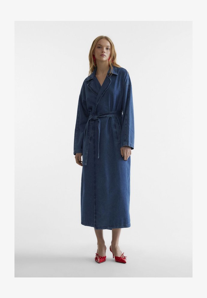 Jednoduchý a elegantní. Trenčkot z džínoviny, Somethingnew, 2 090 Kč.