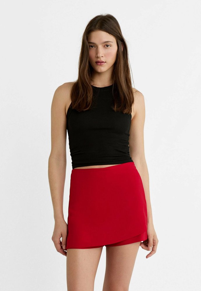 Elegantní a půvabná. Sukně s šortkami z lehkého splývavého materiálu. (Stradivarius, 599 Kč)