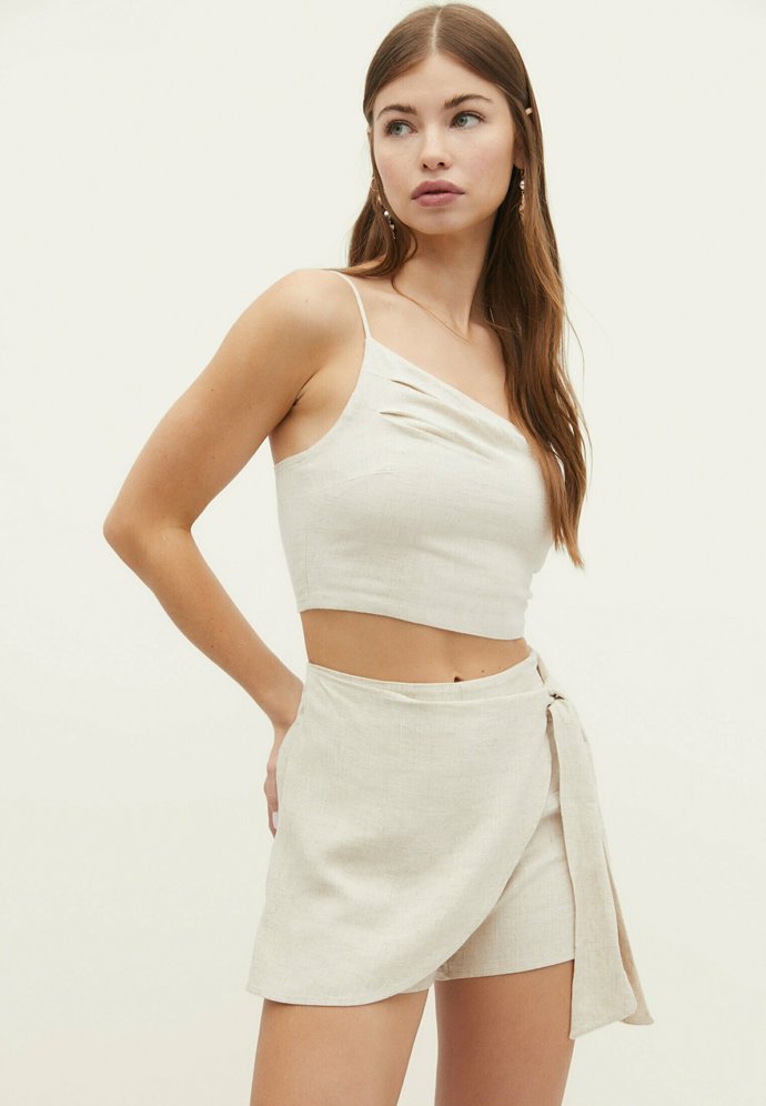 V kombinaci s crop topy vynikne letní charakter sukně s šortkami. (Stradivarius, 549 Kč)