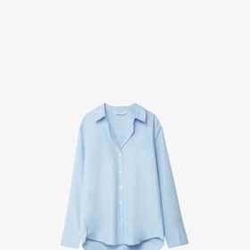 Oversize košile v trendy odstínu modré nesmí ve vaší jarní módní garderobě chybět. (Stradivarius, 549 Kč)