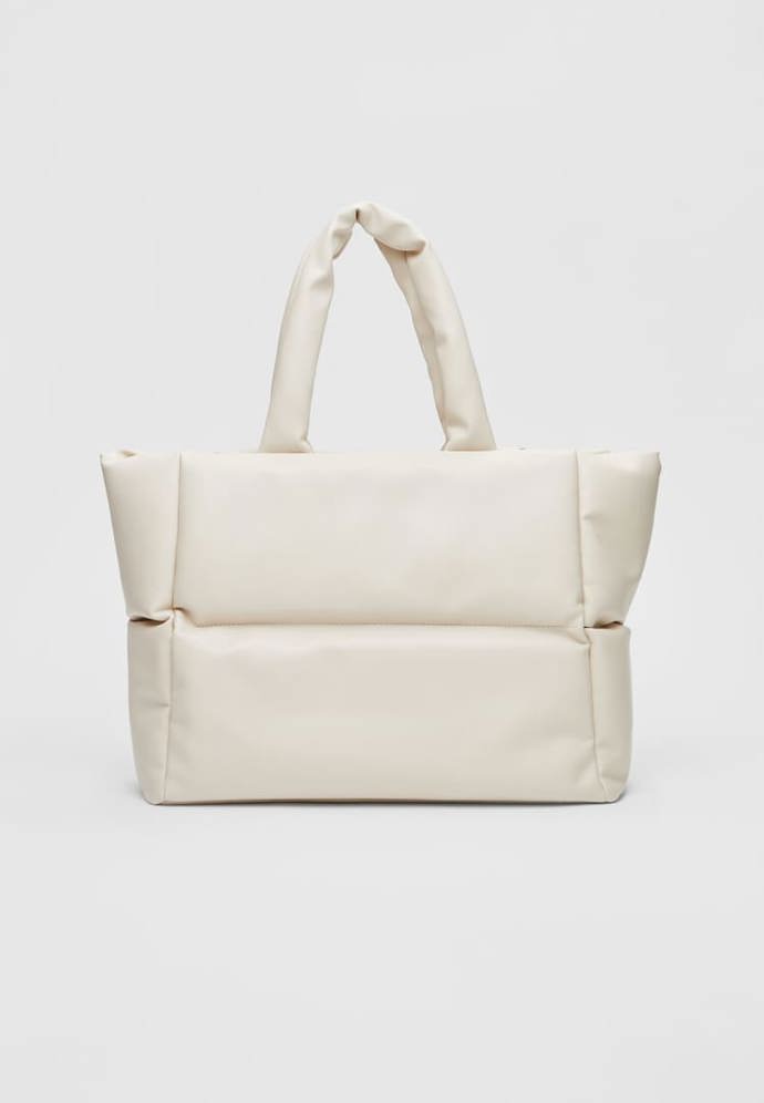 Krémová nadýchaná kabelka, Stradivarius, 799 Kč.