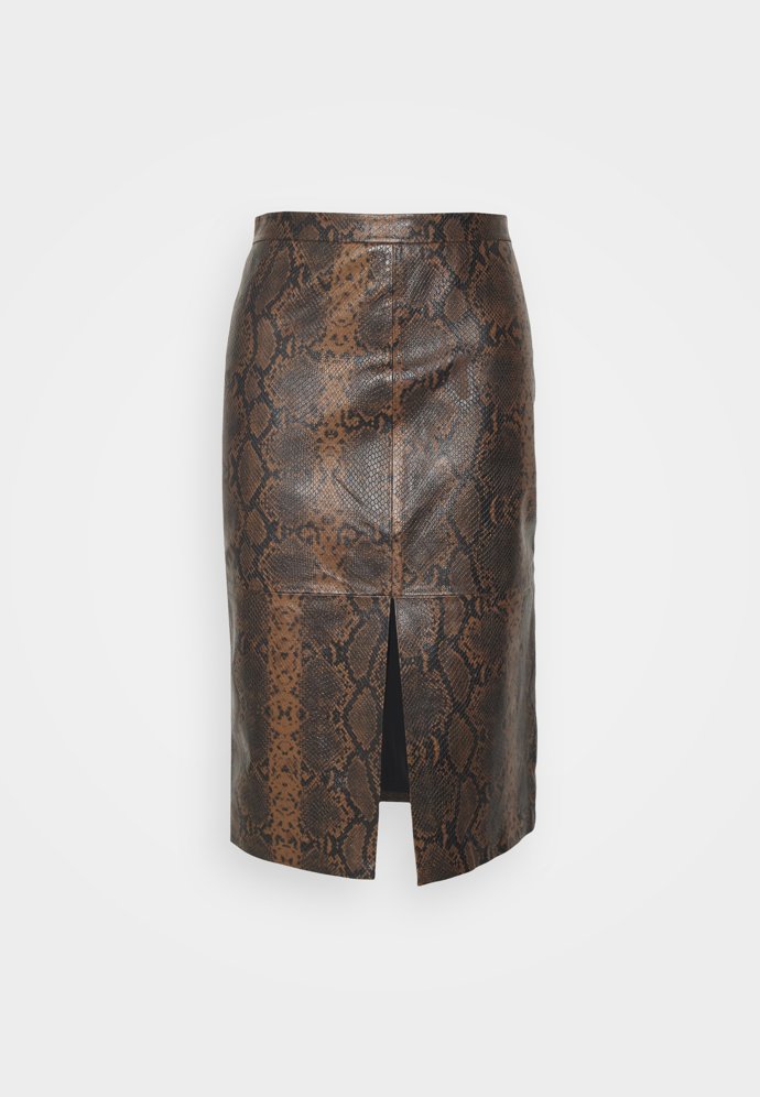 Kožená sukně s členěním a rozparkem na předním díle je velmi sexy. (Studio ID, 6 190 Kč)