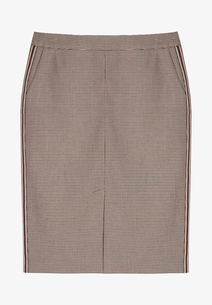 Klasická pouzdrová sukně vyzdobená lampasy elegantně omládne. (Tatuum, 1 399 kč)