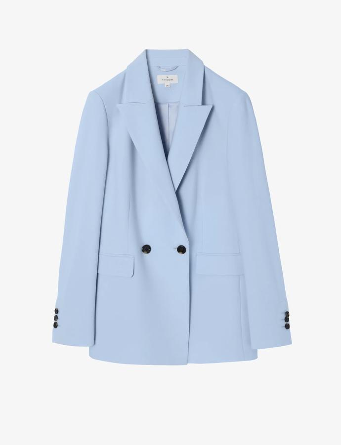 A doladit je do trendy look kalhotového kostýmu můžete třeba s pomocí saka ve stejném odstínu.(Tattum, 3 299 Kč)