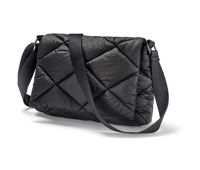 Kabelka přes rameno s překladem, Tchibo, 499 Kč.