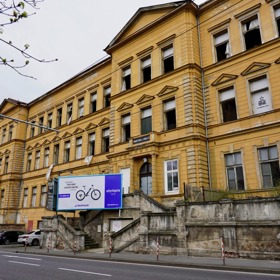 Opuštěná škola je byla jeden čas paintballové hřiště.