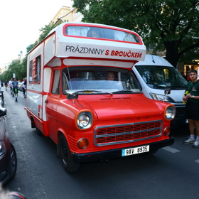 Příjezd na premiéru byl stylový. 