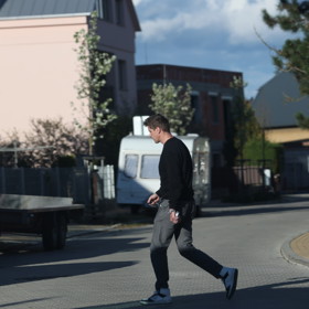 Miroslav Dopita na cestě do svého auta. 