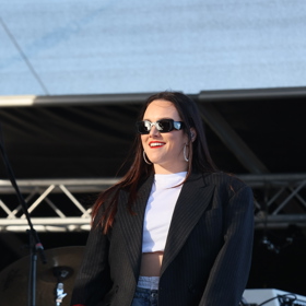 Ewa Farna nosila delší vlasy.