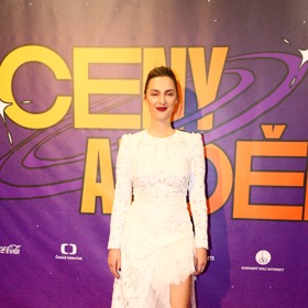 Bára Poláková na předávání cen Anděl 2023 zářila.