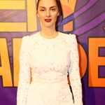 Bára Poláková vynesla na Anděly krajkové šaty z dílny návrhářky Kateřiny Geislerové.