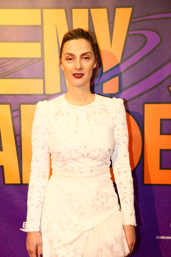 Bára Poláková vynesla na Anděly krajkové šaty z dílny návrhářky Kateřiny Geislerové.