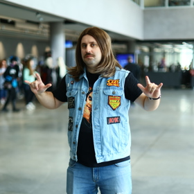 Ozzák má svoji paruku a typickou džínovou bundu.