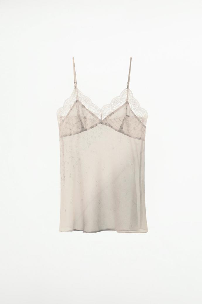 POkud chcete do outfitu vnést co nejvíce ženskosti, zkuste prádlový top s krajkovými prvky. Grunge styl podtrhne "ušpiněný" efekt. (Zara, 799 Kč)