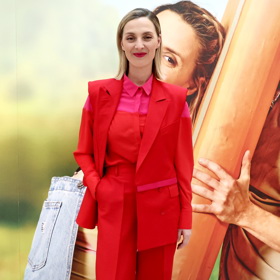 Herečka Bára Poláková oblékla červené kalhoty v kombinaci s červeným sáčkem na premiéru svého nového filmu Prázdniny s Broučkem.