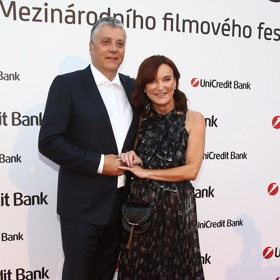 Módní návrhářka se svým manželem Liborem. K dlouhým šatům už můžete volit nízké boty bez podpatku.