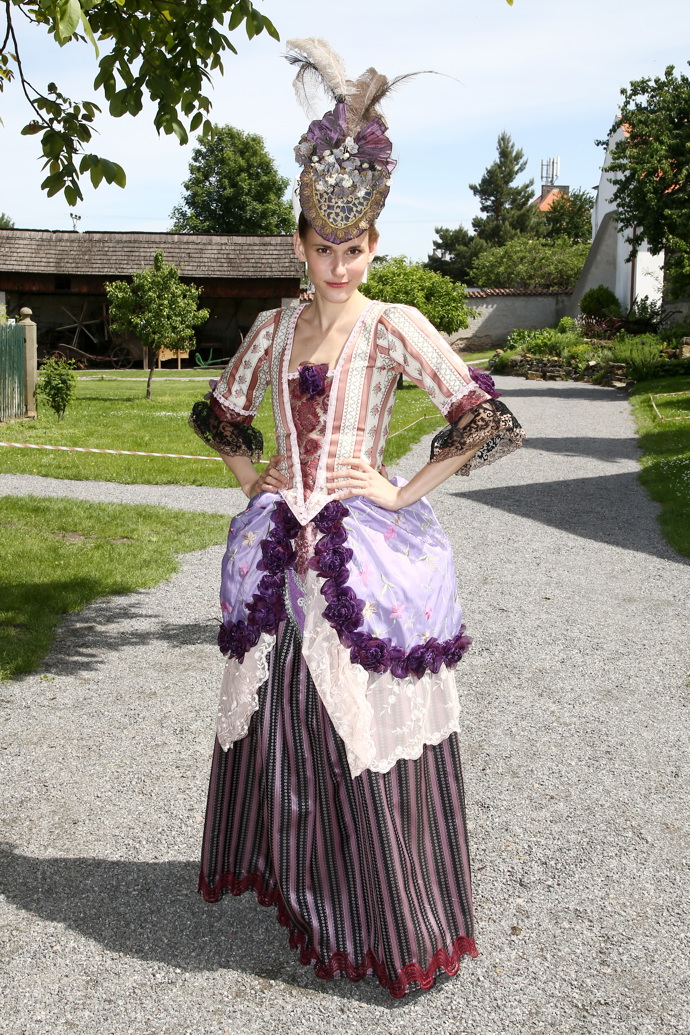 Herečka Šárka Krausová si v pohádce užila i zdobných barokních šatů.