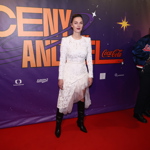 Nominovaná zpěvačka asymetrické šaty doplnila o výrazné kovbojské boty.