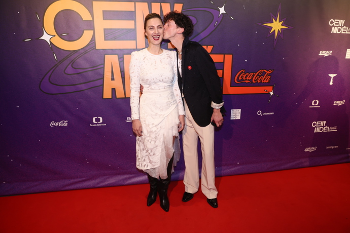 Bára Poláková na Anděly dorazila s hercem a zpěvákem Janem Cinou.
