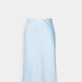 Saténová midi v blankytně modré. (YAS, 699 Kč)