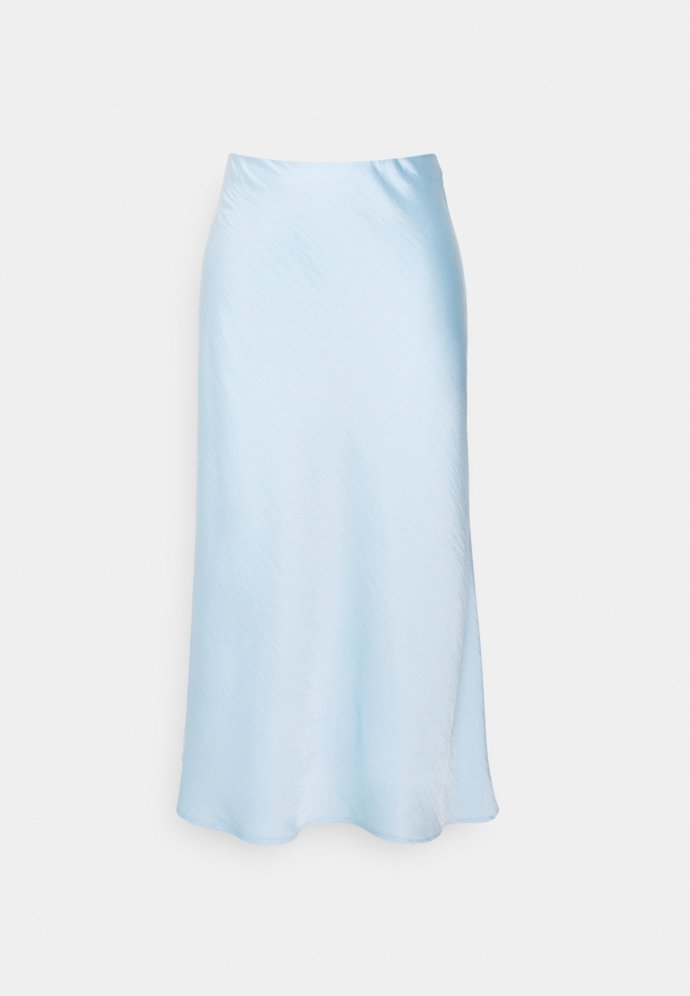 Saténová midi v blankytně modré. (YAS, 699 Kč)