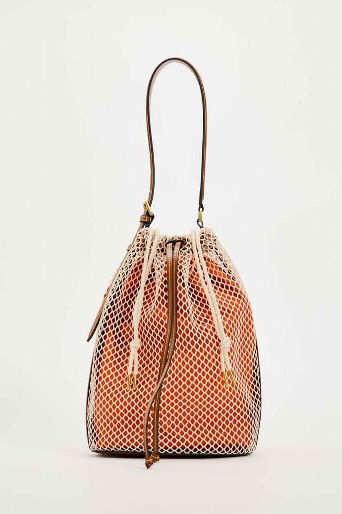 Síťovaný prvek zdobí i vrstvenou kabelku typu váčku od značky Zara za  699 Kč.