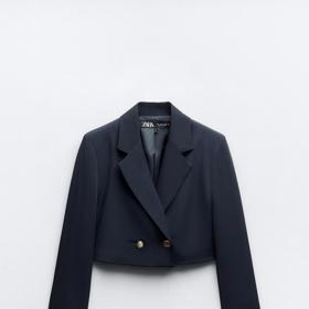 Elegantní zkrácené sako se zlatými knoflíky, Zara, 1 199 Kč.