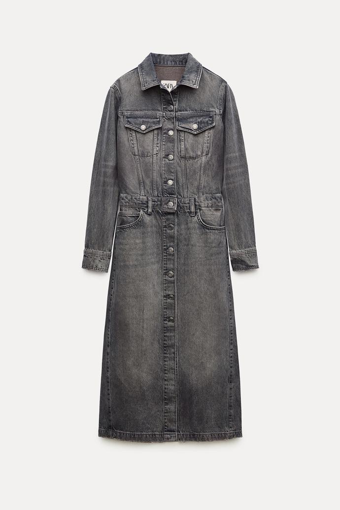 Plášť či maxišaty z tmavošedé džínoviny má střih bundy propojené se sukní a nosit jej můžete rozepnutý, umocní se tak efekt vrstvení denimu. (Zara, 2 299 Kč)
