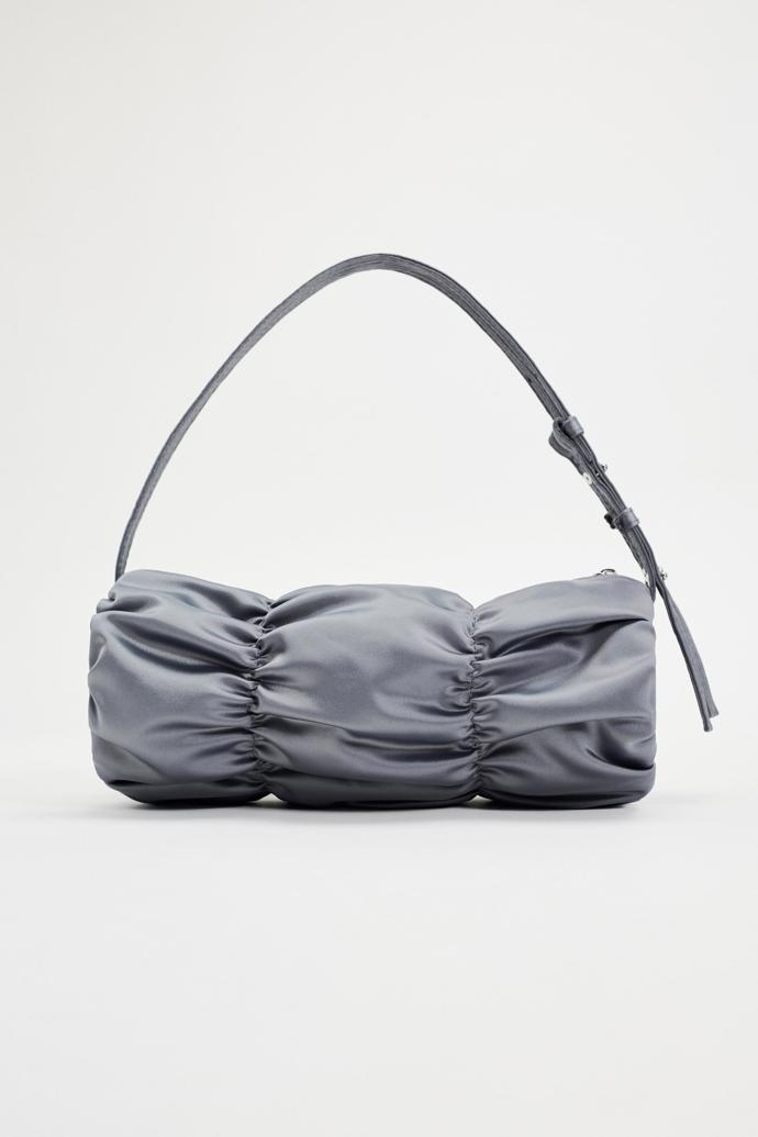 Řasení sluší i lesklému saténu. (Zara, 799 Kč)