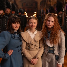 Tři princezny budou zachraňovat království a bojovat o prince.