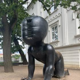 Miminka od Davida Černého na pražské Kampě jsou bronzová a každé z nich váží 800 kg.