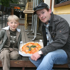 S mladším synem Mikulášem chodí Aleš Háma rád do restaurací nebo na společenské akce.