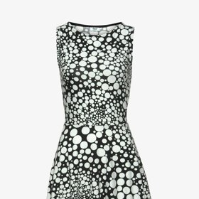 Roztomilé puntíky mohou mít letos velmi zajímavou podobu. (Beach Time, 649 Kč)