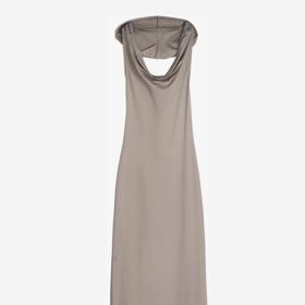 Přiléhavé šaty s odhalenými pažemi a kapucí jsou od značky Bershka za  699 Kč.