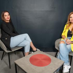 Dana už více než rok žije a pracuje ve Švýcarsku, které momentálně považuje za svůj domov.