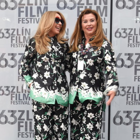 Stejný komplet obou moderátorek na pódiu velmi pěkně vynikal.