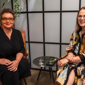 Kadeřnice Petra Vavrušková v talkshow LifeeTalk probírala s redaktorkou Veronikou Novákovou aktuální vlasové trendy.